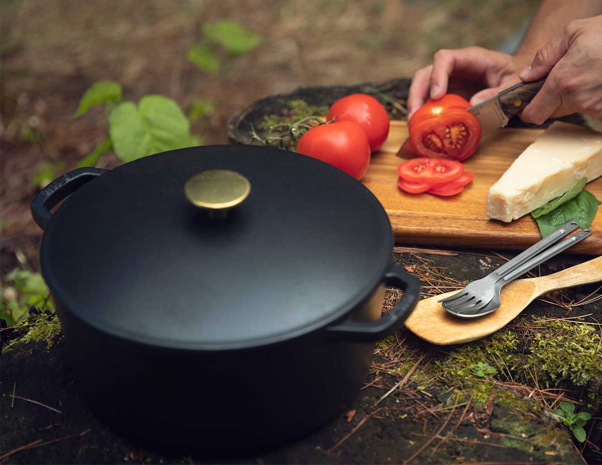 Cast-Iron Dutch Oven – Wolf and Grizzly